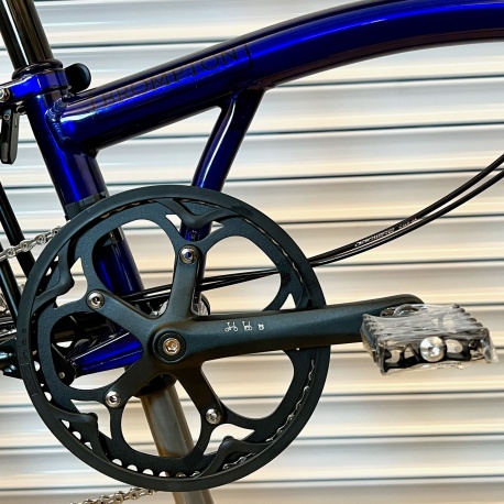 Brompton P Line Explore Mid - Bolt Blue. Showing colour, Brompton Logo, Superlight pedals and crankset