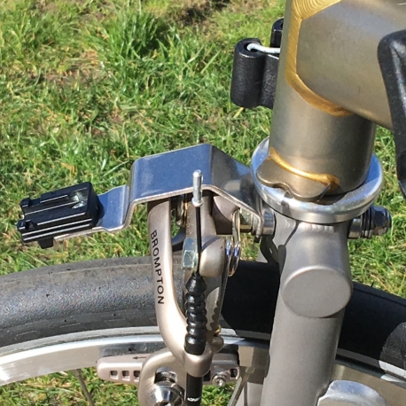 Mounting bracket for Brompton Cateye front light